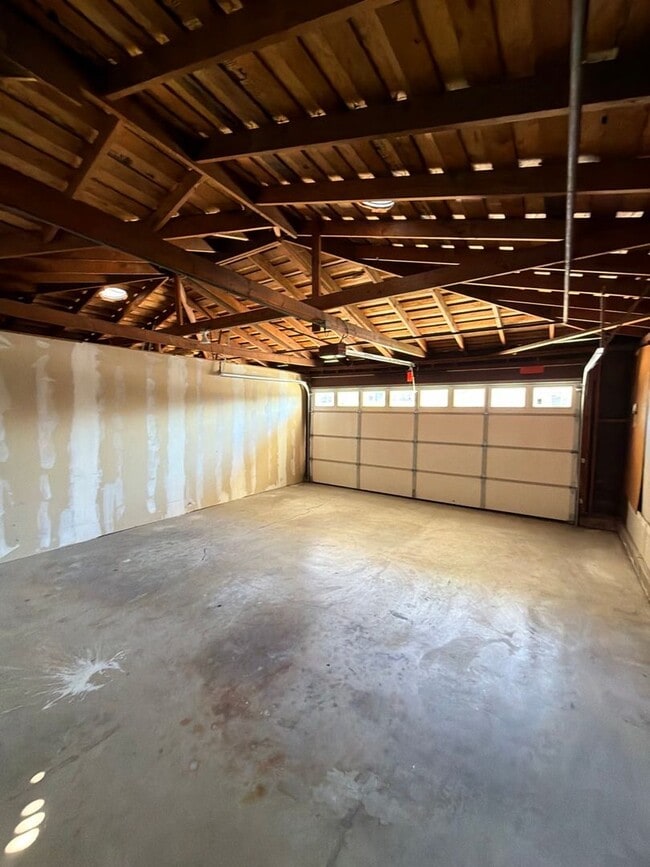 Building Photo - Beautiful 3 Bedroom Home in Avocado Heights