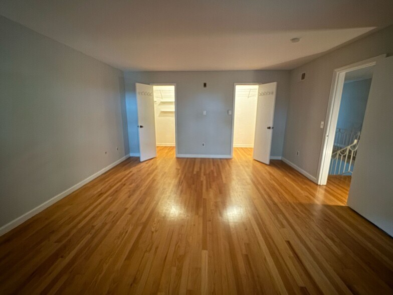 Building Photo - 537 Winterburn Grv