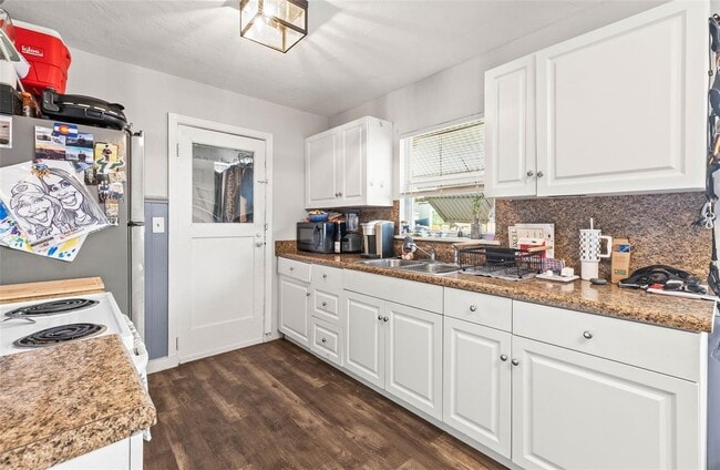 Building Photo - 2867 12th Ave N