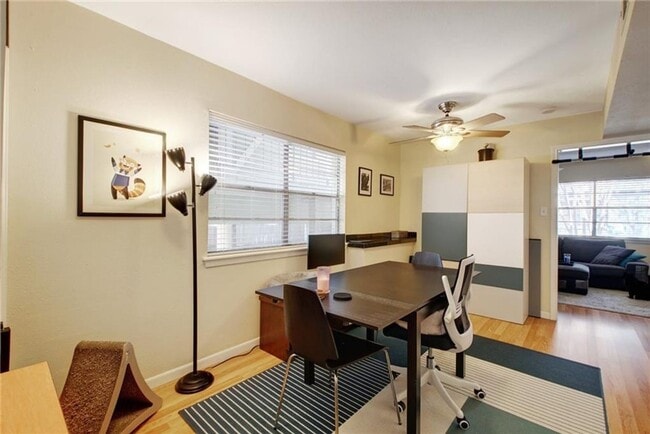Building Photo - Large 1 bedroom in Hyde Park! Reserved par...