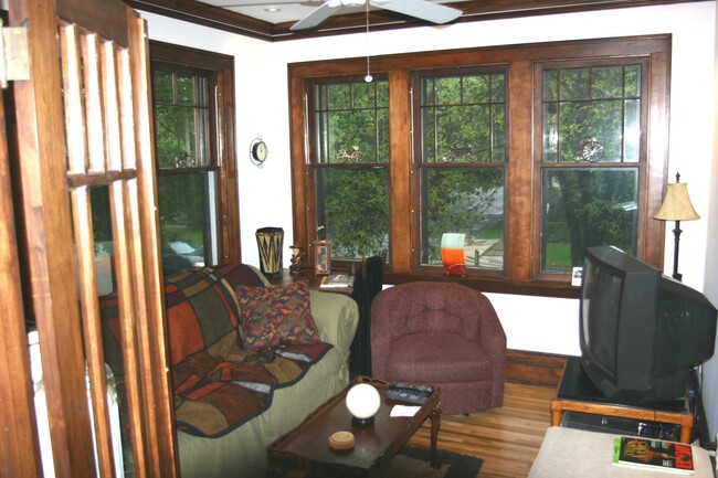 Sunroom 1 - 707 W 44th St