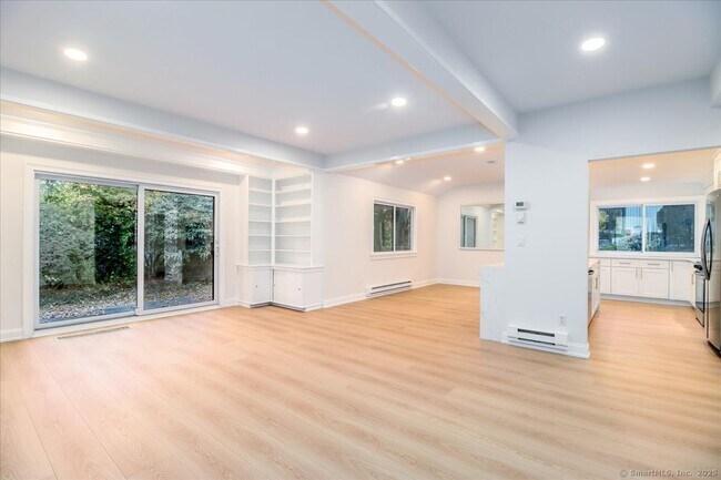 Building Photo - 929 Heritage Vlg