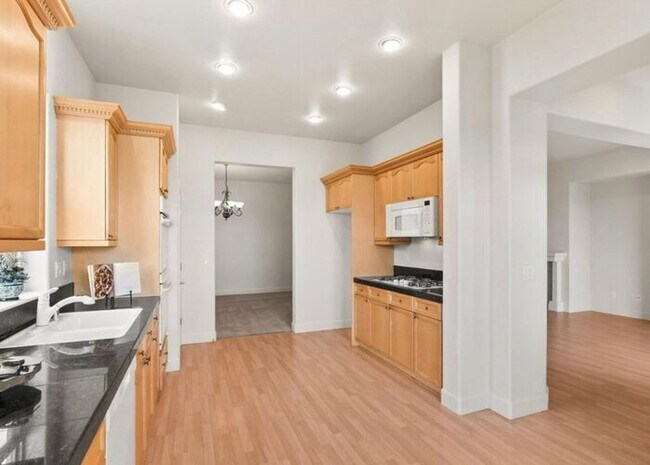Building Photo - 6060 Cielo Cir