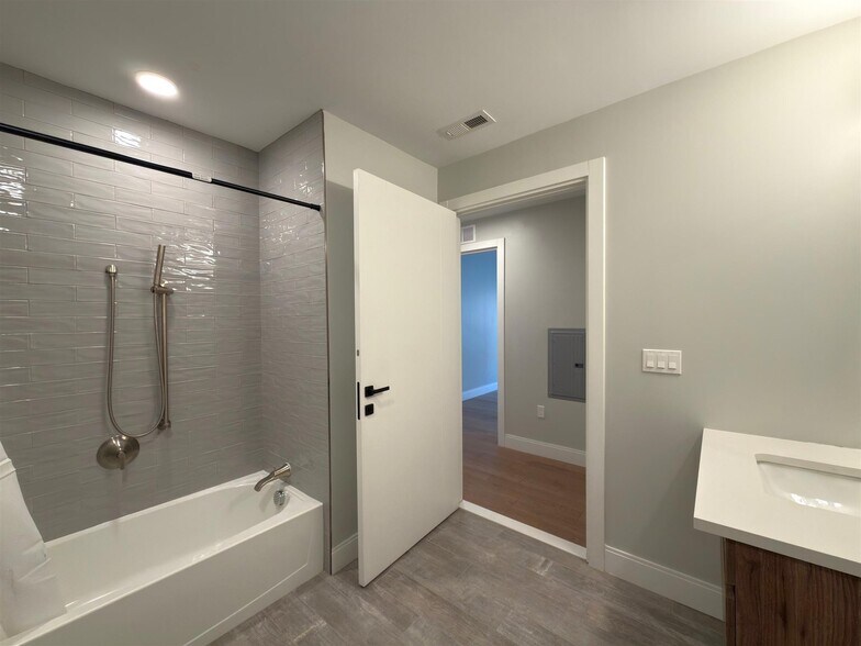 Building Photo - 15 Central St