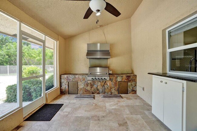 Building Photo - 2527 Lakes Dr