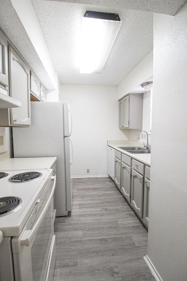 Building Photo - 1327 Julienne Pl