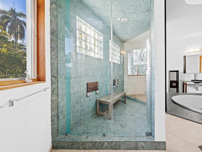 Building Photo - 450 Victoria Terrace