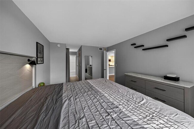 Building Photo - 1800 N Andrews Ave