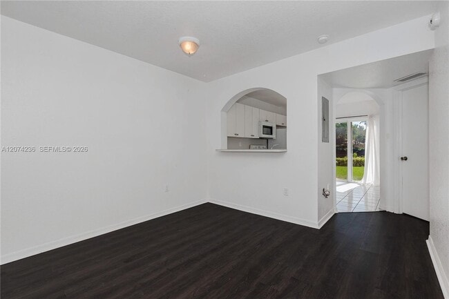 Building Photo - 975 NE 34th Ave
