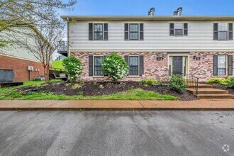 Building Photo - Spotless home in the most convenient locat...
