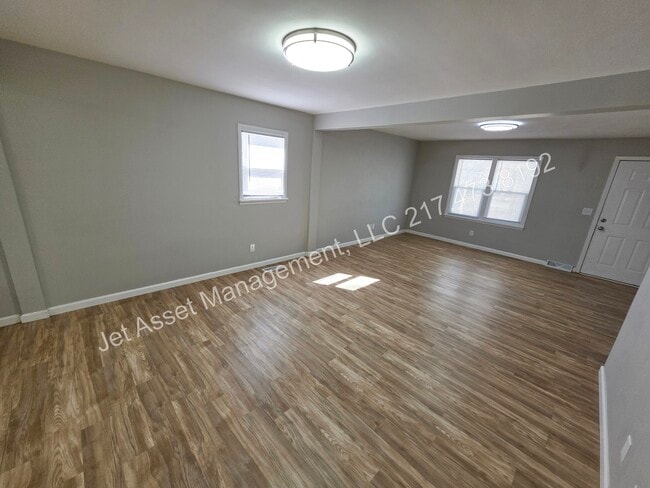 Building Photo - 3 bed, 1.5 baths, 2 car garage, fenced yard!