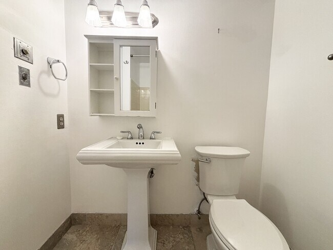 Building Photo - 710 E 200 S