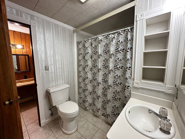 Building Photo - 2bed/1bath Upper Unit/No Garage/ Pets Nego...