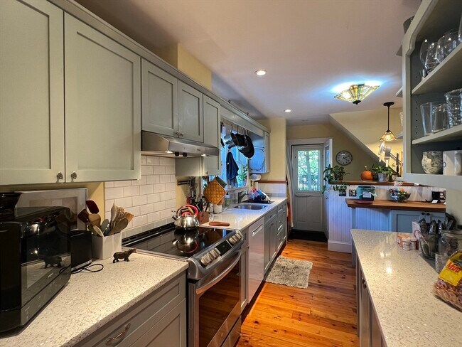 Building Photo - 110 Vassal Ln