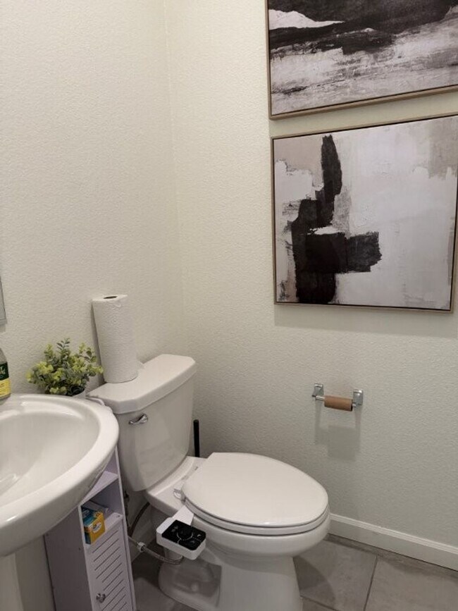 Building Photo - Newer 4 Bed / 2.5 Bath Home in Spring Lake | Owned Solar | Prime Location