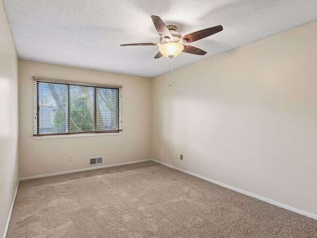 Building Photo - 9357 Ranchview Ln N