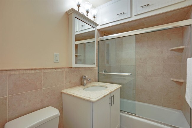 Building Photo - 32 46th St