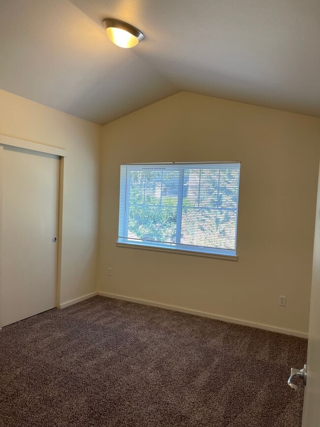 Building Photo - Beautiful Condo off Ellsworth!