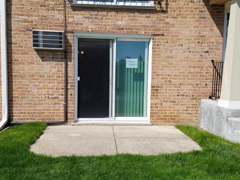 Building Photo - 580 Lawrence Ave