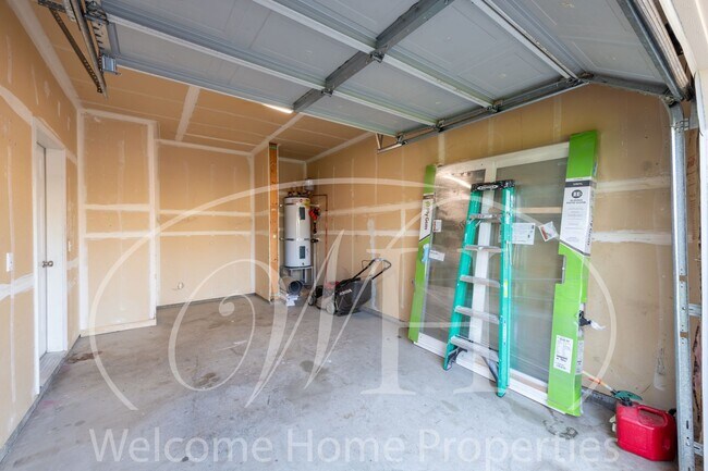 Building Photo - Enjoy the Open Floor Plan and Generous Storage in this College Place Duplex