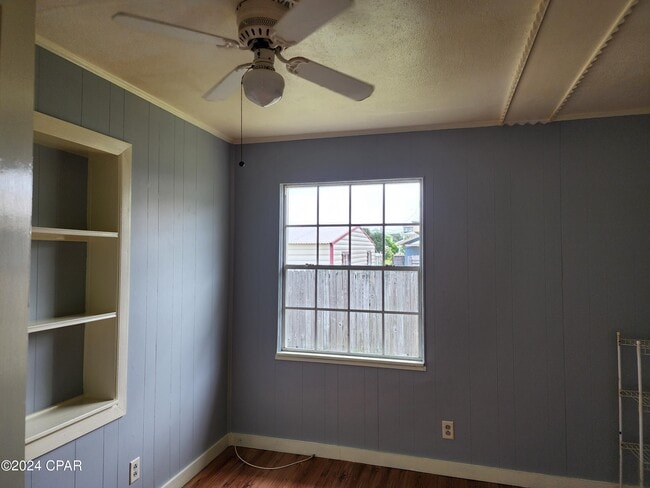 Building Photo - 205 1st St