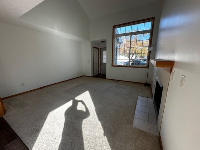Building Photo - Light-Bright Corner Unit Townhome with Private Courtyard Available 7/1/26!
