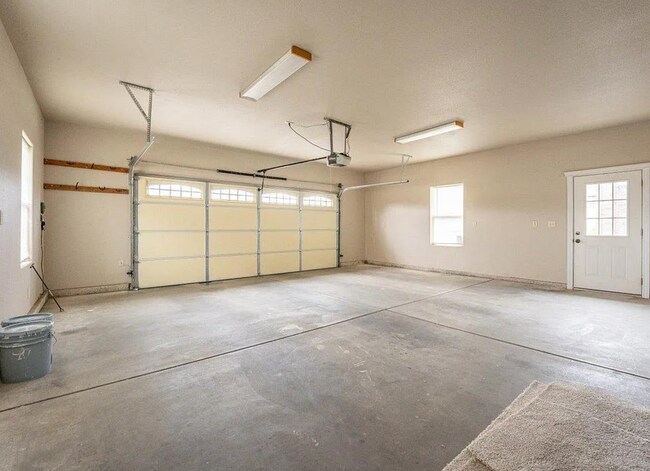 Building Photo - Custom Built 3/2