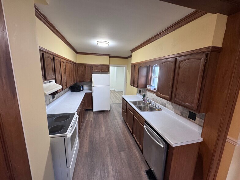 Building Photo - 110 E Locust St