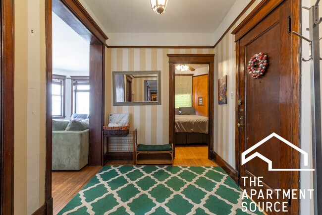 Building Photo - 825 W Diversey Pky