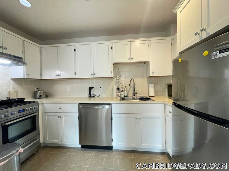 Building Photo - 32 Healey St