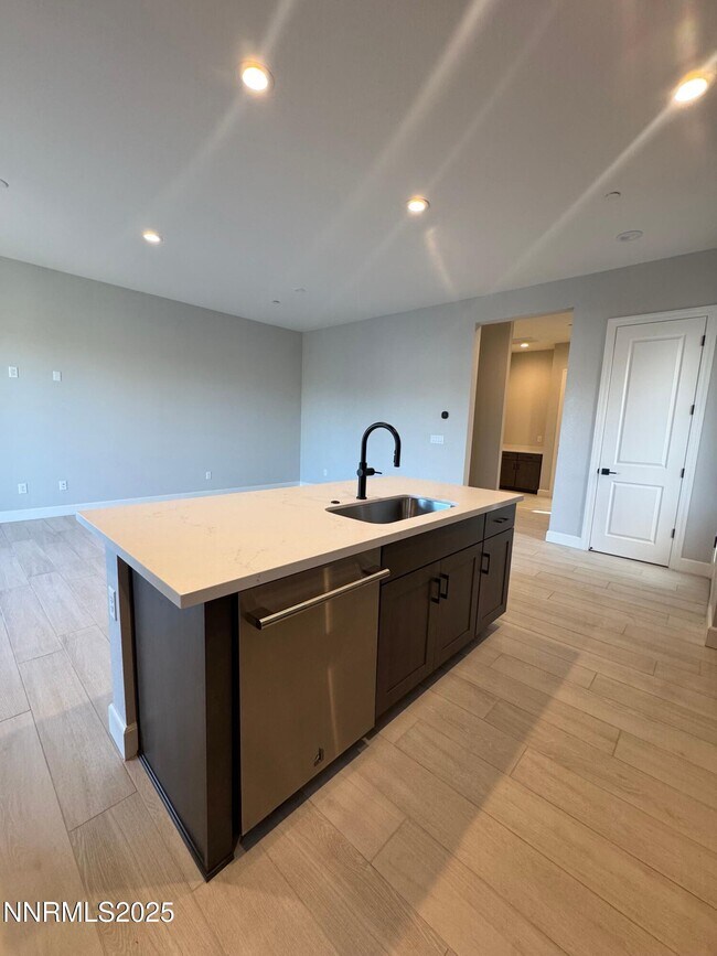 Building Photo - 1521 Golf Club Dr