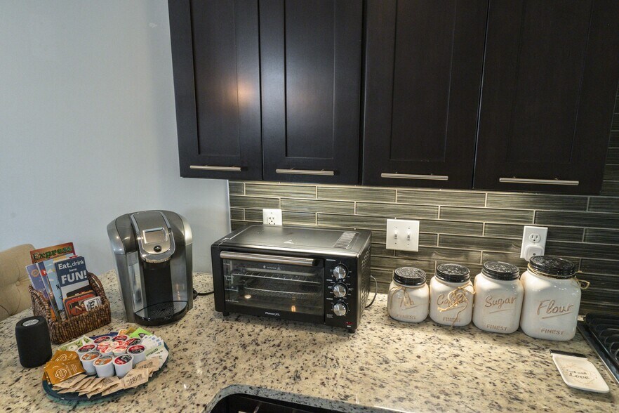 Air fryer, Keurig, Full Coffee pot - 1922 14th Ave N