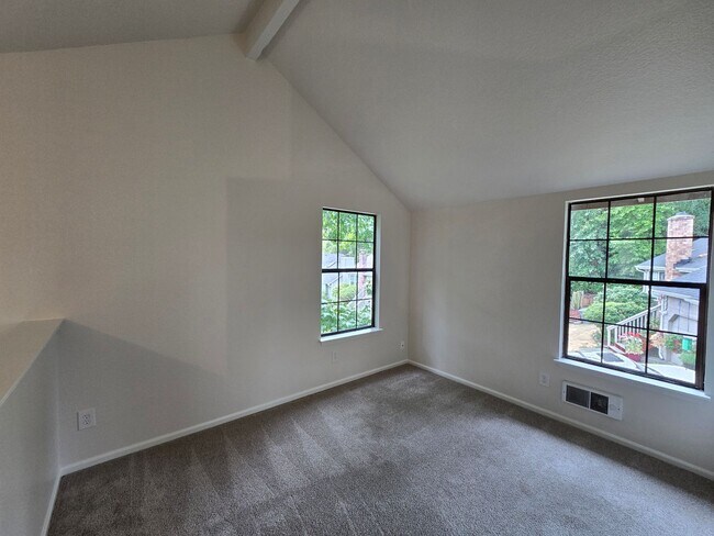Building Photo - 2Bd/1.5Ba Kenmore Duplex