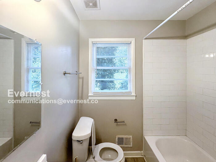 Building Photo - 2616 Wood Dr NE