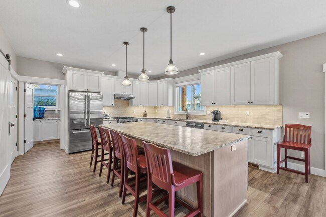 Building Photo - Fully Furnished Home