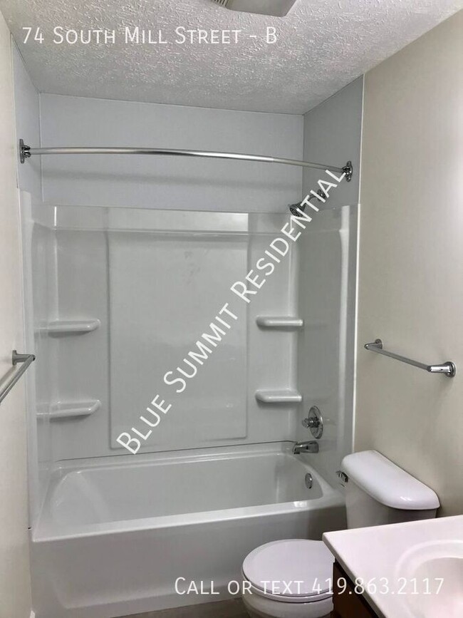 Building Photo - 2 bed, 1 bath, half double, single detache...