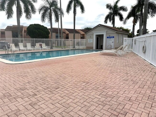 Building Photo - 9203 Fontainebleau Blvd