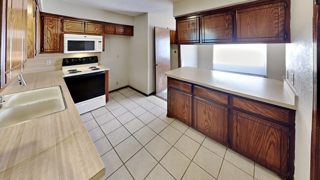 Building Photo - Lovely 3 Bedroom 2 Bath Home in Western He...