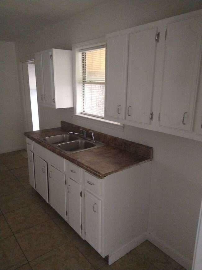 Building Photo - Available Now in 38109 | Spacious 3 Bed, 1 Bath Home for Rent