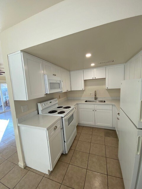 Building Photo - 2730 E Belleview St