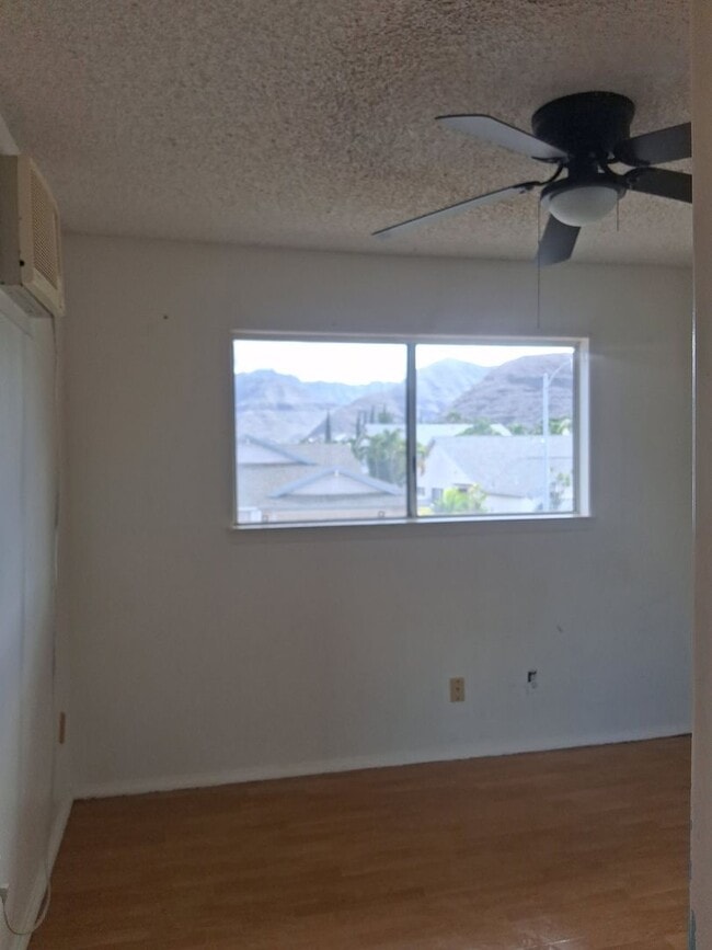 Building Photo - 3 bdroom, 2.5 bath