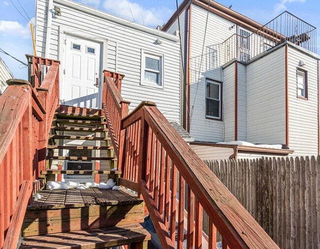 Building Photo - 2 Kitchen Home in Woodhaven