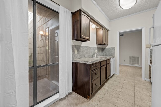 Building Photo - 5718 Val Verde St