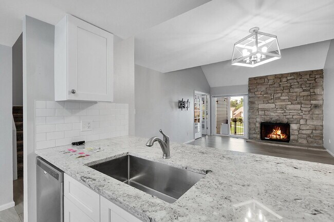 Building Photo - $3,000 - 3 Bed, 2.5 Bath Townhome with Fin...