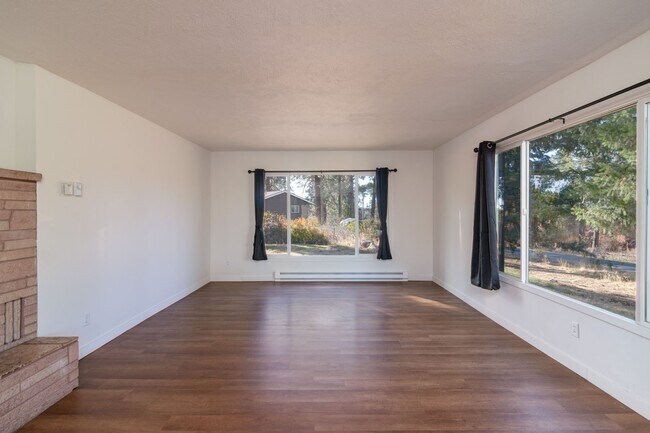 Building Photo - Quaint Farmhouse near Silverlake!