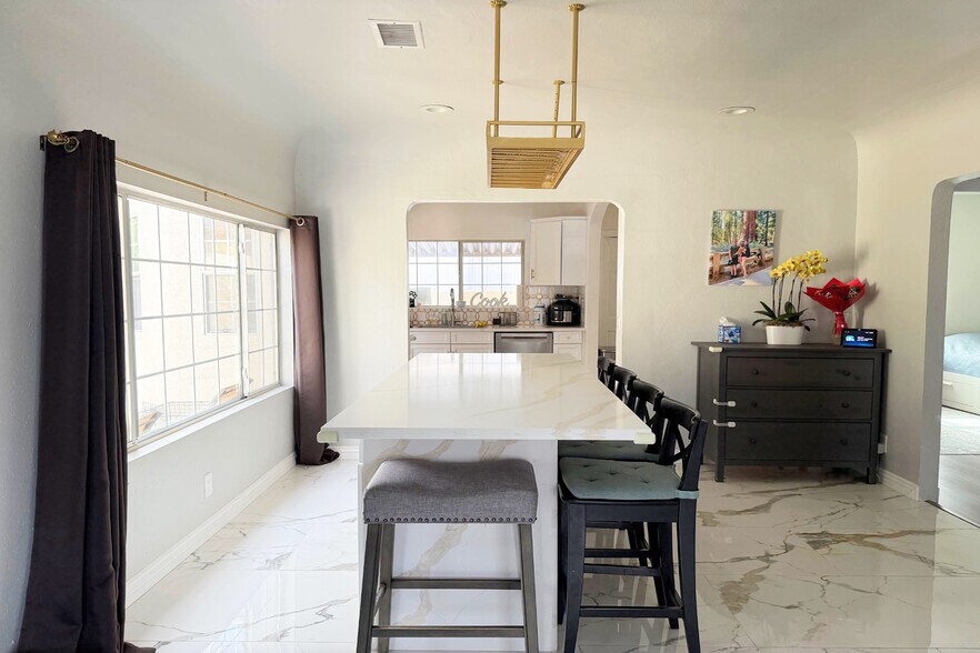 Building Photo - 1245 N Orchard Dr