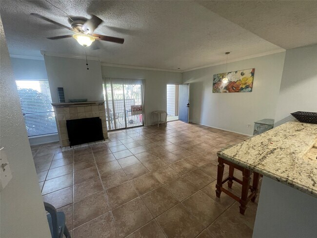 Building Photo - 7135 N Holiday Dr
