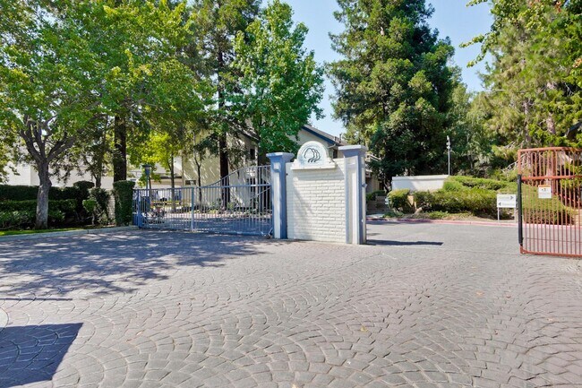 Building Photo - Cute One Bedroom Condo with Central AC and Heat.