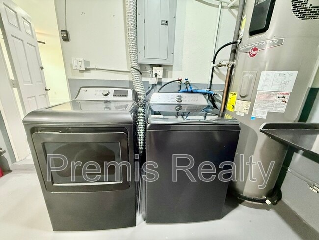 Building Photo - 2014 Pinehurst Dr