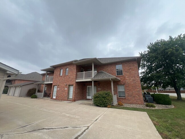 Primary Photo - Beautiful 2 Bedroom 2.5 Bath Condo With Loft Space!